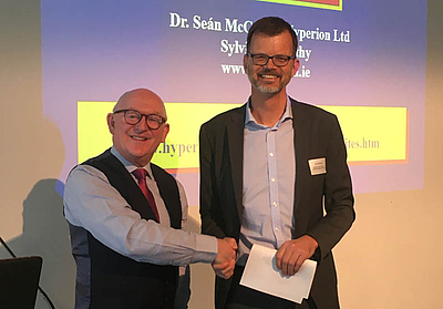 Dr. Seán McCarthy mit Florian Winner, Leitung Forschungs- & Innovationsförderberatung © Business Upper Austria