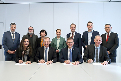 Unterzeichnung des Paktes für Arbeit und Qualifizierung 2020 durch die oö. Standortpartner © Land OÖ/Sabrina Liedl