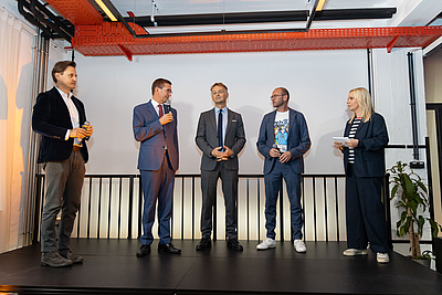 v.l.: Andreas Winkelhofer (Oberösterreich Tourismus), Wirtschafts-Landesrat Markus Achleitner, Werner Pamminger (Business Upper Austria), Raphael Friedl (tech2b), Moderatorin Silvia Graf © Cityfoto/PELZL-MAIRWÖGER