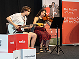 Das „Miles Duo“ sorgte für die musikalische Umrahmung des Festaktes auf der Bühne. © Roberta Pelzl-Mairwöger/cityfoto.at
