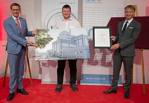 Siegerprojekt Kategorie Brachflächen: Gewerbepark Pramtal – v.l.: Wirtschafts-Landesrat Markus Achleitner, Christian Schano (KSimmo Gmbh), Werner Pamminger (Business Upper Austria) © cityfoto/Roland Pelzl