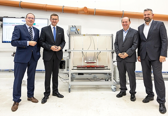 Im Projekt „ThermoGreenHydrogen“ wird erforscht, wie mittels Wasserstoff ungenutzte industrielle Abwärme in Strom umgewandelt werden kann. Im Rahmen der Pressekonferenz im K1-MET LAB wurde heute mit einer eigenen Demo-Anlage gezeigt, wie man Abwärme über Thermoelektrizität zu Strom macht – v.l.: DI Thomas Bürgler (Geschäftsführer K1-MET GmbH), Wirtschafts- und Forschungs-Landesrat Markus Achleitner, FH-Prof. Priv. Doz. DI Dr. Johann Kastner (Vizepräsident für Forschung an der FH Oberösterreich) und Manuel Pfeil (Geschäftsführer H2 Powerlink GmbH). © Land OÖ/Margot Haag