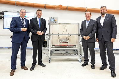 Im Projekt „ThermoGreenHydrogen“ wird erforscht, wie mittels Wasserstoff ungenutzte industrielle Abwärme in Strom umgewandelt werden kann. Im Rahmen der Pressekonferenz im K1-MET LAB wurde heute mit einer eigenen Demo-Anlage gezeigt, wie man Abwärme über Thermoelektrizität zu Strom macht – v.l.: DI Thomas Bürgler (Geschäftsführer K1-MET GmbH), Wirtschafts- und Forschungs-Landesrat Markus Achleitner, FH-Prof. Priv. Doz. DI Dr. Johann Kastner (Vizepräsident für Forschung an der FH Oberösterreich) und Manuel Pfeil (Geschäftsführer H2 Powerlink GmbH). © Land OÖ/Margot Haag