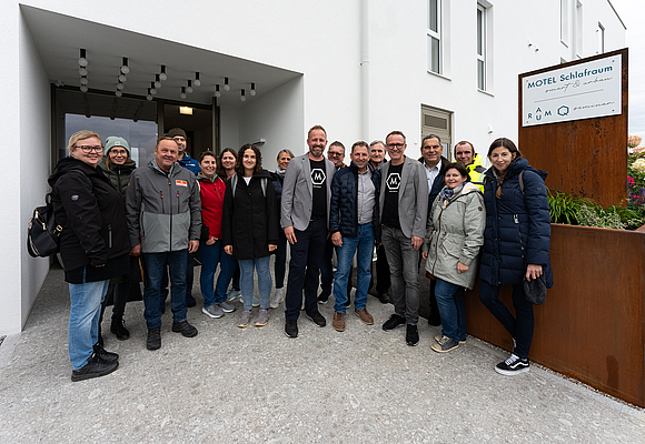 Harald und Willi Sickinger mit Bürgermeister Gerhard Wiesinger und dem Team der Gemeinde Weng im Innkreis © Susanne Sickinger