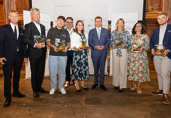 Die Preisträger:innen des HRbert 2024 (v. l.): Werner Pamminger (Business Upper Austria), Werner Steinecker, Jeremias Ries (Manigatterer), Andreas Berger (Rosenbauer International AG), Tina Blöchl (Magistrat Linz), Wirtschafts-Landesrat Markus Achleitner, Gerda Klammer (Linz Center of Mechatronics), Maria Musel (Krankenhaus der Barmherzigen Schwestern Ried), Philipp Heissbauer (Fill)