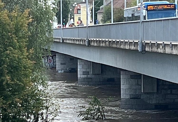 Traun bei der Brücke zwischen Linz-Kleinmünchen und Ebelsberg am 15. September 2024, Pegelstand 601 cm. 