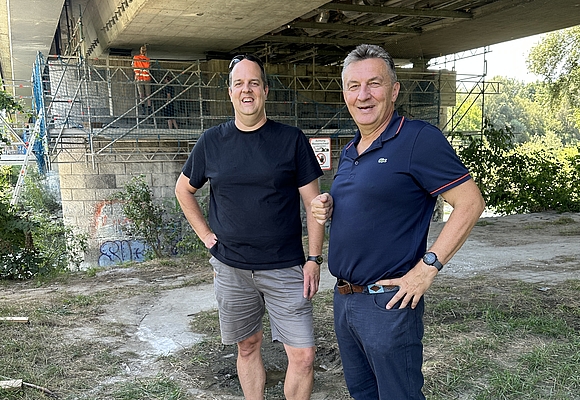 Das Clusterkooperationsprojekt „SanTuB" beschäftigt sich mit dem Einsatz Künstlicher Intelligenz im Brückenbau: Peter Huber (Rocket NG) und Davorin Kolić (Neuron Consult) an der Traunbrücke zwischen Linz-Kleinmünchen und Ebelsberg. © Business Upper Austria