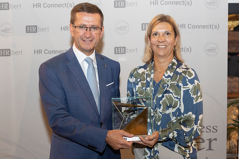 Kategorie „Nachhaltig“ – Kleine und mittlere Unternehmen: Linz Center of Mechatronics GmbH (v. l.): Wirtschafts-Landesrat Markus Achleitner und Gerda Klammer (Linz Center of Mechatronics)