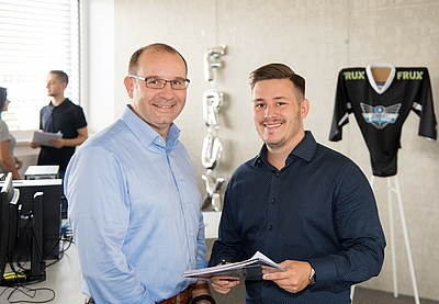 Frux-Gründer Patrick Kirchmayr (r.) mit TIM-Manager Daniel Födinger von der Business Upper Austria ©TIM/ Laresser